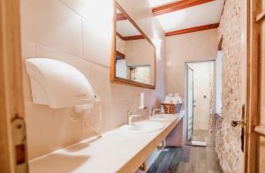 Een badkamer bij Hotel-Restaurant Kriva Ćuprija