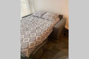 
A bed or beds in a room at Zonnige studio hartje Nieuwpoort-Bad met parkeerplaats
