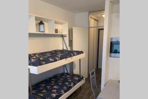 
A bunk bed or bunk beds in a room at Zonnige studio hartje Nieuwpoort-Bad met parkeerplaats
