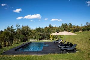Bazén v ubytování ROSTAGNI1834: VILLA WITH 2 APTS AND POOL IN THE BAROLO REGION nebo v jeho okolí