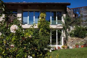 Zahrada ubytování ROSTAGNI1834: VILLA WITH 2 APTS AND POOL IN THE BAROLO REGION