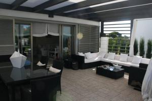 ein Wohnzimmer mit einer Couch und einem Tisch in der Unterkunft Villa Gala in Cala'n Bosch