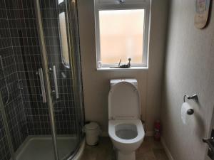 Ένα μπάνιο στο Captivatingly Stunning 2-Bed Cabin in Bridlington