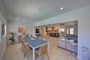 een keuken en een woonkamer met een tafel en stoelen bij Sun-Soaked Canalside Villa with Pool, Game Room in Cape Coral