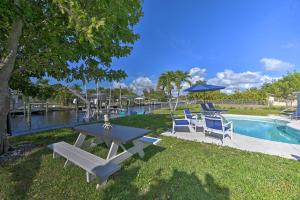 Afbeelding uit fotogalerij van Sun-Soaked Canalside Villa with Pool, Game Room in Cape Coral