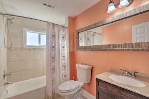 ein Badezimmer mit Toilette, Waschbecken und Dusche in der Unterkunft Colorful Abode with Yard, 9 Mi to Sesame Place! in Bristol