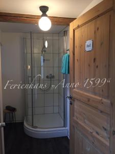 ヴェルニゲローデにあるFerienhaus Anno 1599のバスルーム(ガラスドア付きのシャワー付)