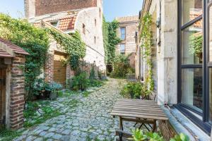 un vicolo con panca in legno e finestra di La Corderie a Lille