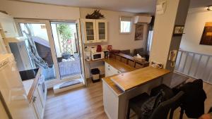 uma vista aérea de uma cozinha e sala de estar em appartement atypique en duplex em Palavas-les-Flots