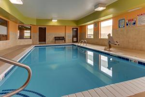 a large swimming pool in a hotel room at Red Roof Inn Springfield, OH in Springfield