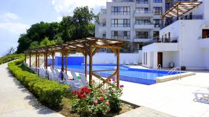 Bazén v ubytování Апартаменти Бяла Клиф на плажа - Apartments Byala Cliff First Line nebo v jeho okolí