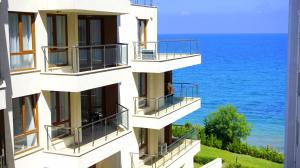 een gebouw met balkons met uitzicht op de oceaan bij Апартаменти Бяла Клиф на плажа - Apartments Byala Cliff First Line in Byala