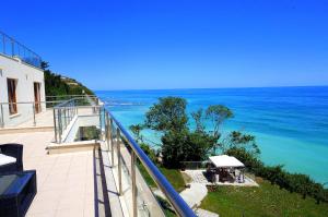 een balkon met uitzicht op de oceaan bij Апартаменти Бяла Клиф на плажа - Apartments Byala Cliff First Line in Byala