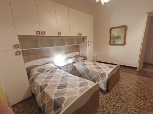 Säng eller sängar i ett rum på Wow Home - 175 mq - posteggio privato - davanti porto traghetti - fino a 10 posti letto