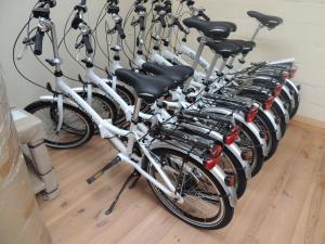 una fila di biciclette parcheggiate in una stanza di Holiday Home "DEN HUILAERT" Kortemark West Vlaanderen a Kortemark