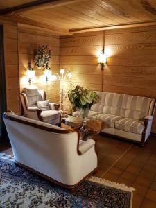 Ein Sitzbereich in der Unterkunft Alpenhotel Denninglehen