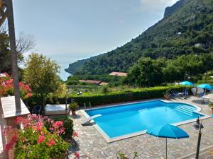una piscina con vistas a la montaña en Bed & Breakfast Laino, en Maratea
