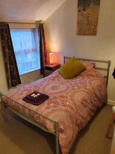 un letto in una camera da letto con finestra di Victorian Townhouse a Banbury