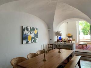 a dining room with a wooden table and chairs at Casa do Xão 2 in Serpa