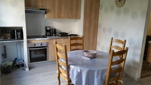 una cocina con mesa y mantel. en petite maison de vacance, en Grandcamp-Maisy