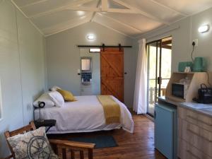 Postel nebo postele na pokoji v ubytování Loerie Mountain Cabin