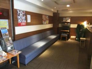 een wachtkamer met een blauwe bank in een winkel bij Hotel Kokusai Plaza - Vacation STAY 09930v in Naha