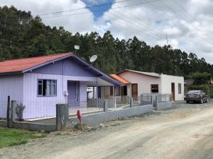 a house on the side of a dirt road at Casa da Vó Adelina in Urubici