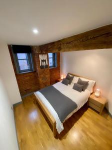 een slaapkamer met een groot bed in een kamer bij Stewart Docks Apartment in Gloucester