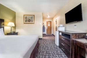 a hotel room with a bed and a flat screen tv at PACIFIC DRIFT San Francisco Pacifica in Pacifica
