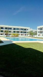 um grande prédio de apartamentos com uma grande piscina em Tossan House in Vilamoura Downtown em Quarteira