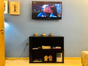 TV a/nebo společenská místnost v ubytování Piraeus Blue Grand Suite di Giorgio 10 mins from the port.