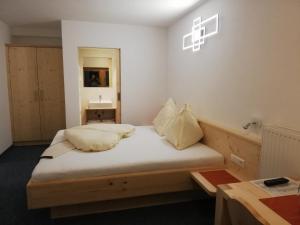 A bed or beds in a room at Gästehaus Pürstl-Kocher