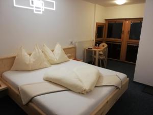 A bed or beds in a room at Gästehaus Pürstl-Kocher