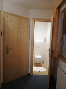 A bathroom at Gästehaus Pürstl-Kocher