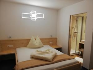 A bed or beds in a room at Gästehaus Pürstl-Kocher