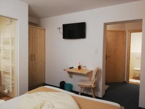 A television and/or entertainment centre at Gästehaus Pürstl-Kocher