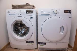 a washing machine and a dryer in a room at Chalet Charligustine - Gérardmer - 8p (4 étoiles) in Gérardmer