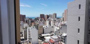 een uitzicht vanuit een raam van een stad bij Departamento centro mdp calle belgrano in Mar del Plata