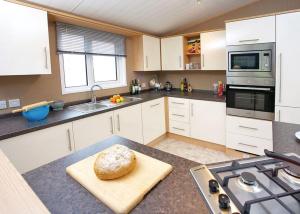 A kitchen or kitchenette at Little Eden Country Park 