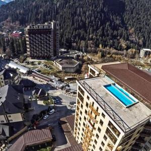 an overhead view of a building with a swimming pool at Apartment Vershyna 401 in Dombay