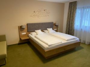 Postel nebo postele na pokoji v ubytování Gasthaus Hotel Kranz