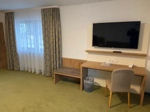 TV a/nebo společenská místnost v ubytování Gasthaus Hotel Kranz