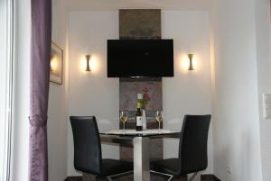 a dining room with a table and two glasses of wine at Ferienwohnung Sternenwald in Alf