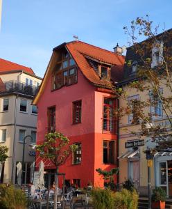 un edificio rojo con techo rojo en charmante Pension zentral, en Reutlingen