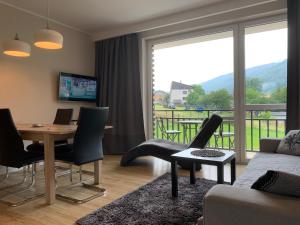 Televízia a/alebo spoločenská miestnosť v ubytovaní Apartament przy Olimpijskiej
