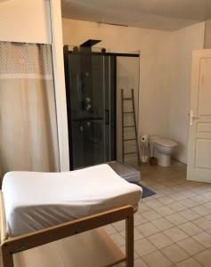 Camera con letto, doccia e servizi igienici. di Longère entre terre et mer a Marquise
