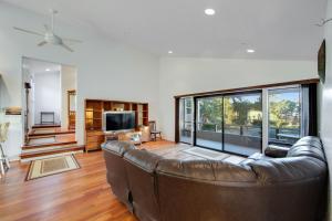 uma sala de estar com um sofá e uma grande janela em Footloose em Sea Ranch