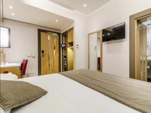 Uma TV ou centro de entretenimento em Hotel Giolli Nazionale