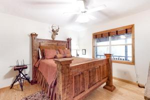 Un dormitorio con una gran cama de madera y una ventana en Happy Trails, en Blairsville