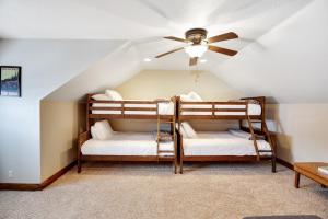 Bunk bed o mga bunk bed sa kuwarto sa Meadow Lake Retreat